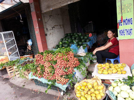 Hàng hóa phấp phỏm tăng theo giá xăng